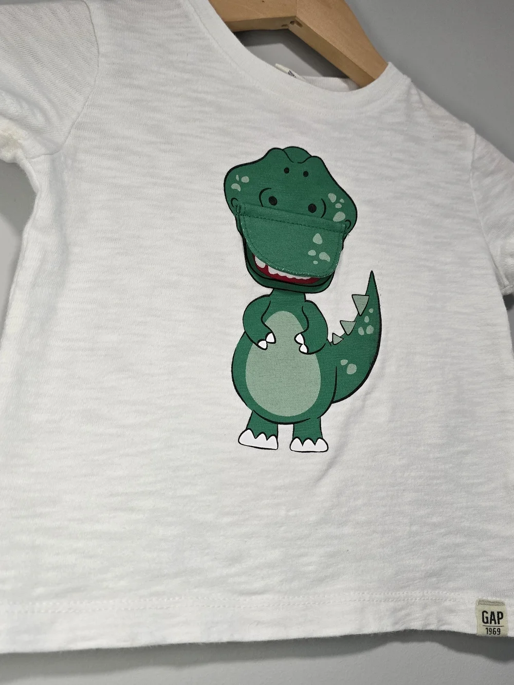 GAP Kids White T-Shirt with Green Dinosaur Graphic Soft Cotton.